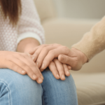 Es mejor ir al médico acompañado: descubre los beneficios